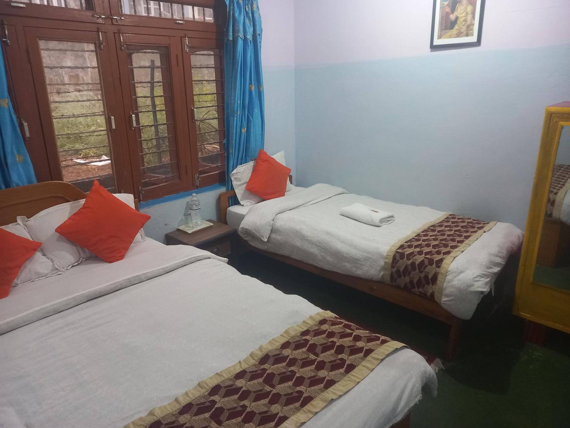 Galaxy Inn Guest House โพคารา ภายนอก รูปภาพ