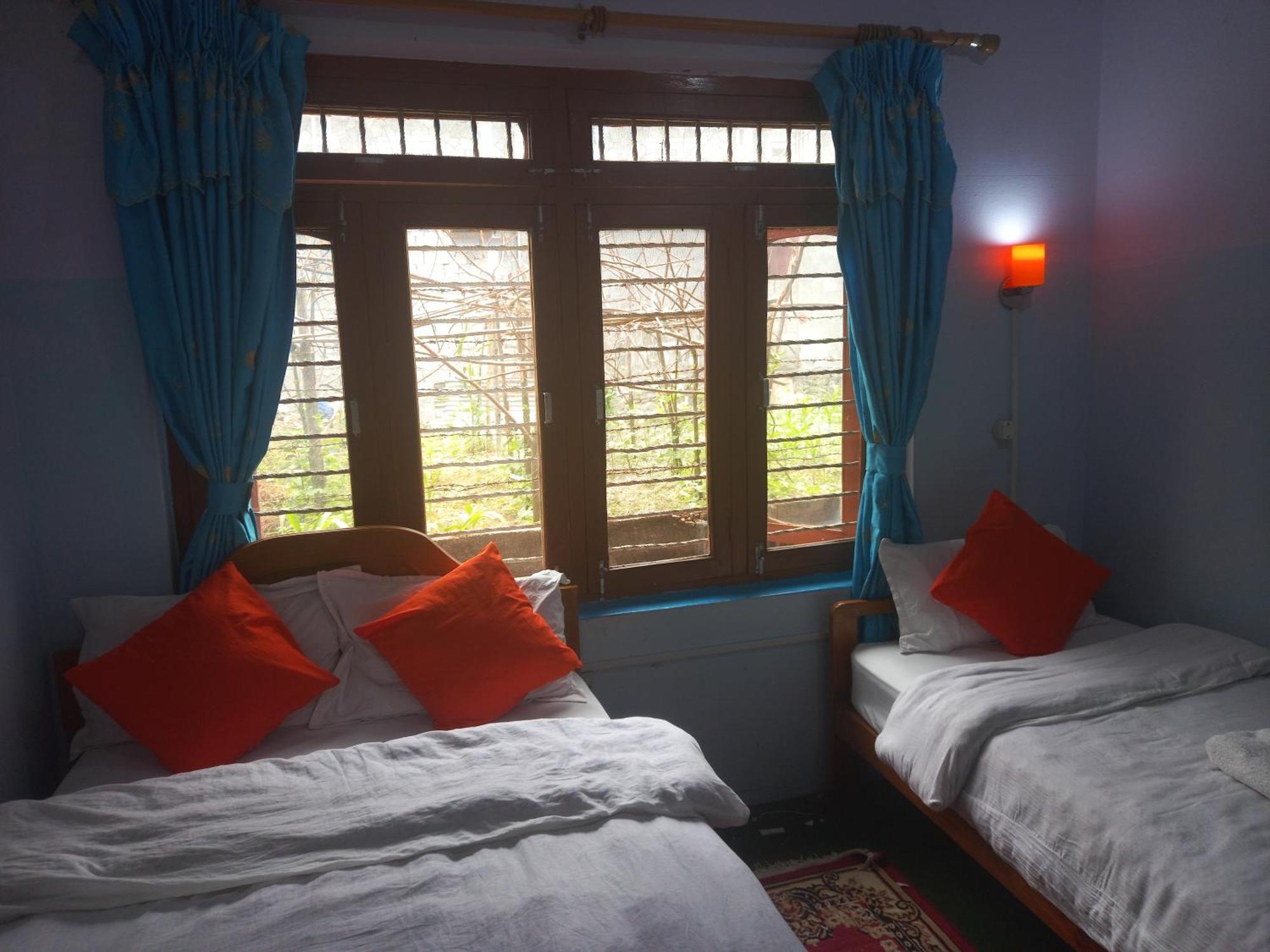 Galaxy Inn Guest House โพคารา ภายนอก รูปภาพ