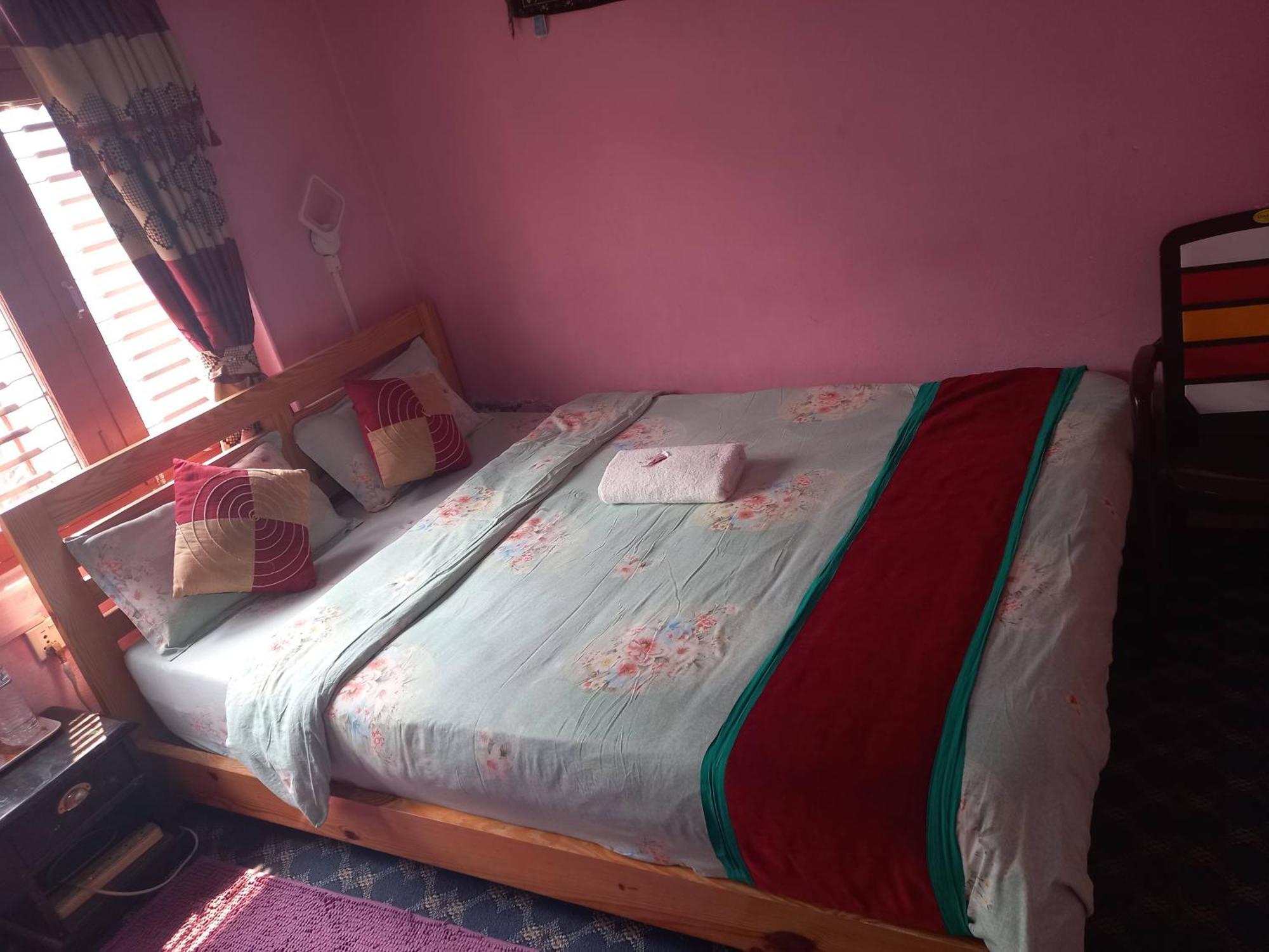 Galaxy Inn Guest House โพคารา ภายนอก รูปภาพ