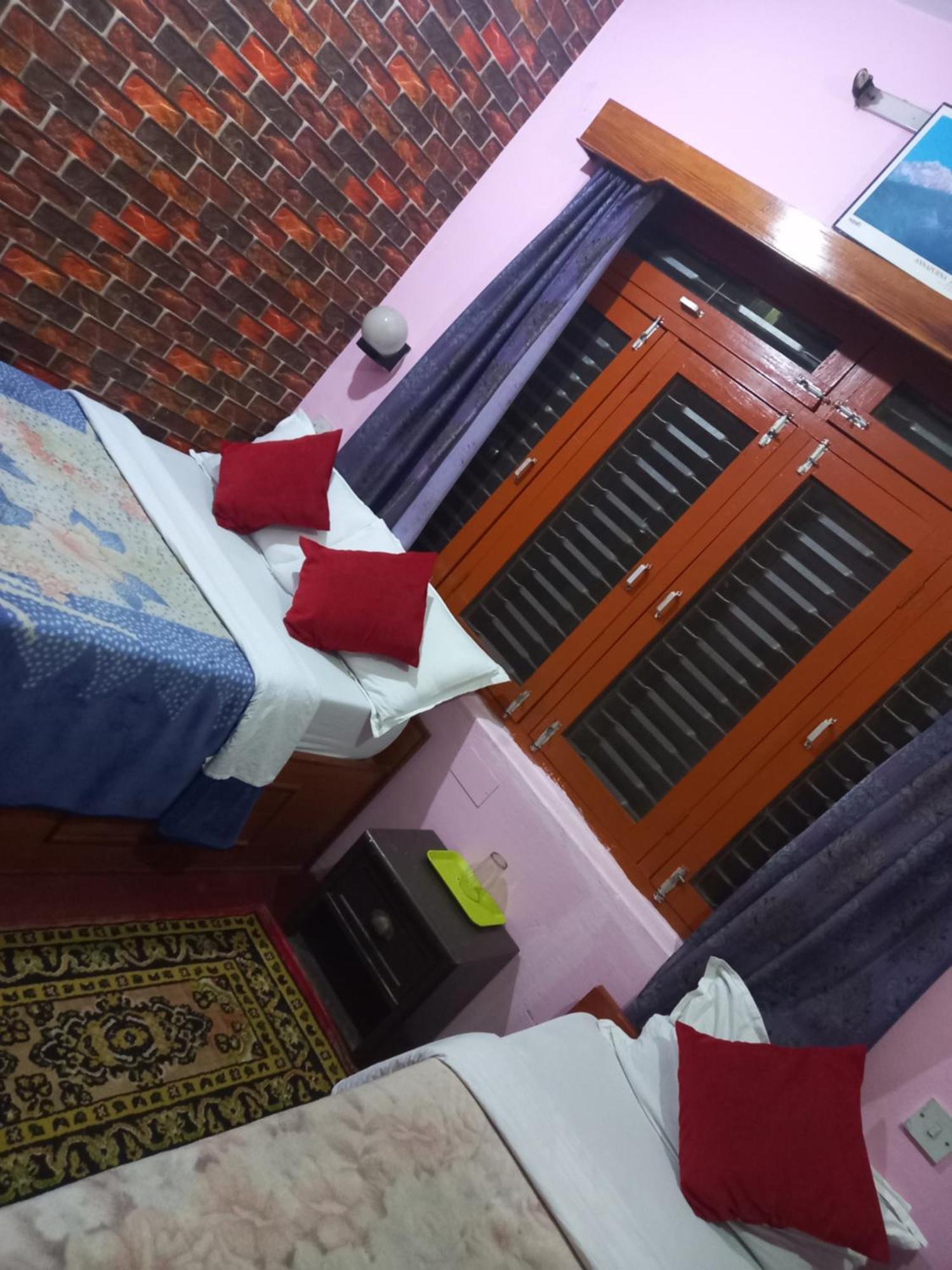 Galaxy Inn Guest House โพคารา ภายนอก รูปภาพ