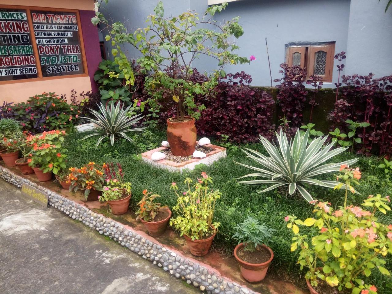 Galaxy Inn Guest House โพคารา ภายนอก รูปภาพ